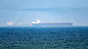 Tensión en el Estrecho de Ormuz genera alarma global por posible cierre y efectos en Chile