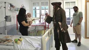 Johnny Depp sorprende a niños en hospital de Madrid disfrazado de Jack Sparrow