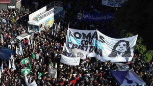 Cristina Fernández reafirma su compromiso con el pueblo en medio de condena y respaldo masivo