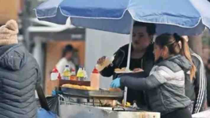 Aumenta la venta callejera de comida preparada en Chile pese a riesgos sanitarios
