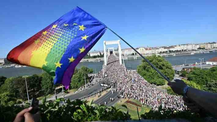Récord de asistencia en la Marcha del Orgullo en Budapest pese a la prohibición del gobierno de Orban