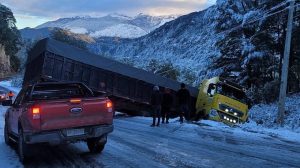 Camión queda atravesado en Ruta Ch-231 en Futaleufú y se establece cierre preventivo