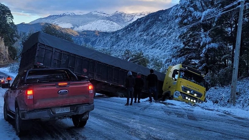 Camión queda atravesado en Ruta Ch-231 en Futaleufú y se establece cierre preventivo