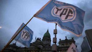 Tribunal estadounidense ordena a Argentina transferir mayoría accionaria de YPF; Milei anuncia apelación