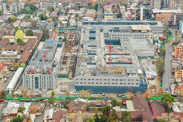 El 80% de los proyectos hospitalarios concesionados en Chile enfrentan retrasos que retrasan la incorporación de más de 3.700 camas al sistema de salud