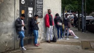 Argentina enfrenta su mayor aumento de desempleo en tres años debido a políticas de ajuste