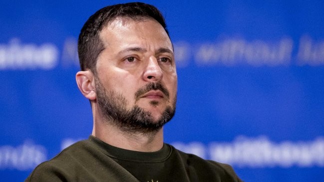 Zelenski destaca la resistencia de Ucrania en el Día de su Constitución