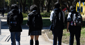 Gobierno anuncia plan de patrullajes inteligentes para reducir violencia escolar en Chile