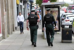 Noche de violencia en Irlanda del Norte: 22 policías heridos en disturbios raciales