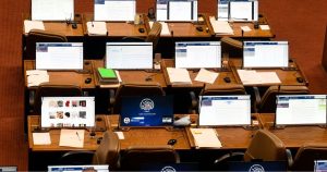 Querella por viajes al extranjero de diputados durante semanas distritales en Chile