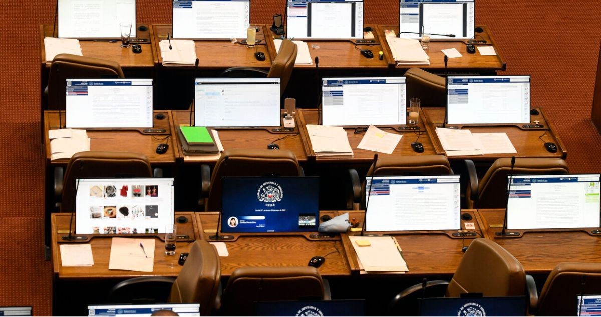 Querella por viajes al extranjero de diputados durante semanas distritales en Chile
