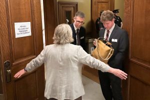 Multitud de personas rinden homenaje a legisladora y su esposo víctimas de violencia en Minnesota