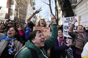 Amplio respaldo popular a Cristina Fernández de Kirchner tras inicio de arresto domiciliario