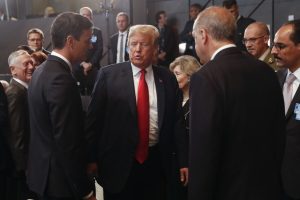 Romanía designa a un exalcalde de centro-derecha como nuevo primer ministro en medio de crisis política