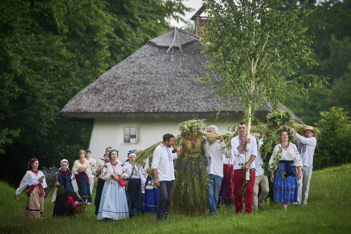 Celebración en Ucrania de las tradiciones de verano en medio de la guerra