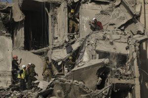 Impacto de misiles iraníes en Israel deja destrucción y víctimas mientras persiste la incertidumbre sobre el alto al fuego