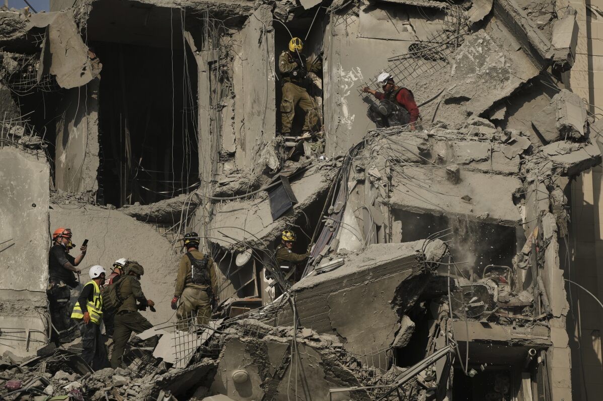 Impacto de misiles iraníes en Israel deja destrucción y víctimas mientras persiste la incertidumbre sobre el alto al fuego