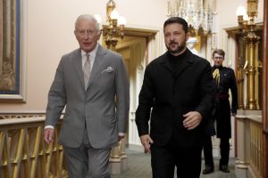 Ataques rusos en Ucrania dejan al menos 16 civiles muertos mientras Zelensky busca más apoyo occidental
