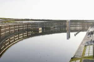 Comunidad de Compton limpia las calles tras protestas y enfrentamientos con autoridades federales
