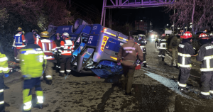 Volcamiento de taxibus en Chiguayante deja un fallecido y múltiples heridos